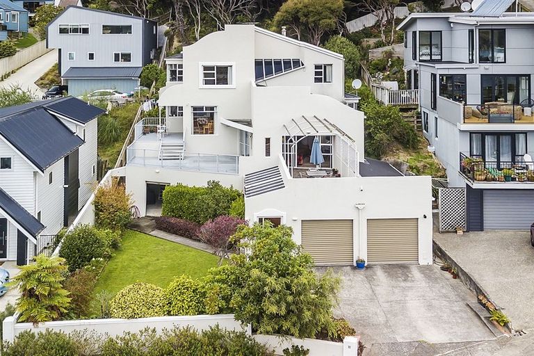 Photo of property in 32 Paremata Crescent, Paremata, Porirua, 5024