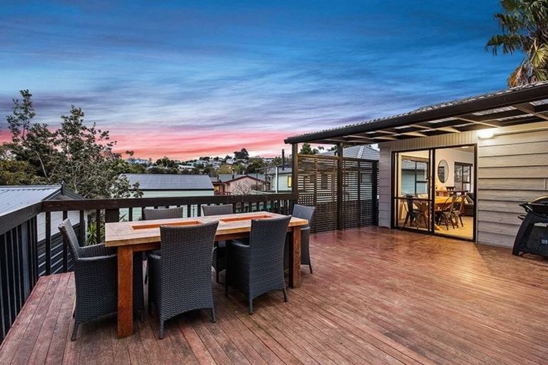 Photo of property in 9 West Harbour Drive, West Harbour, Auckland, 0618