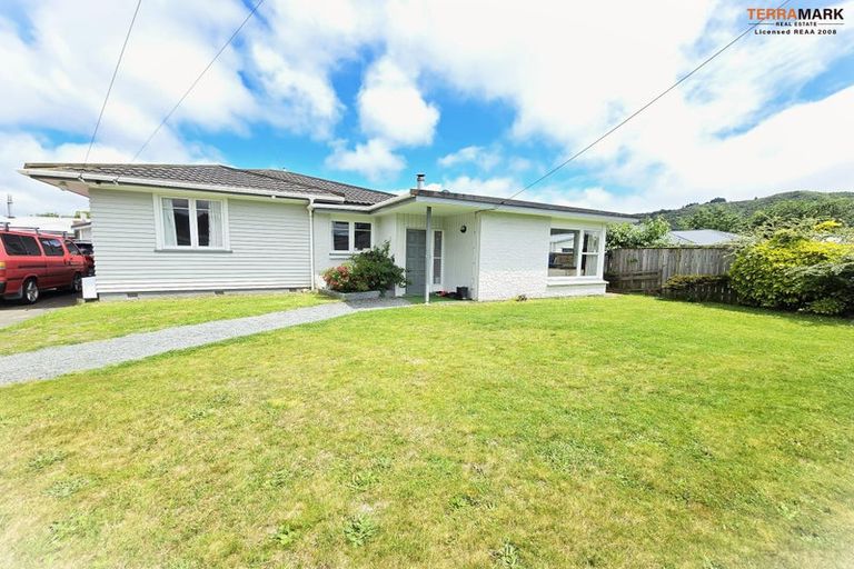Photo of property in 21 Totara Park Road, Clouston Park, Upper Hutt, 5018