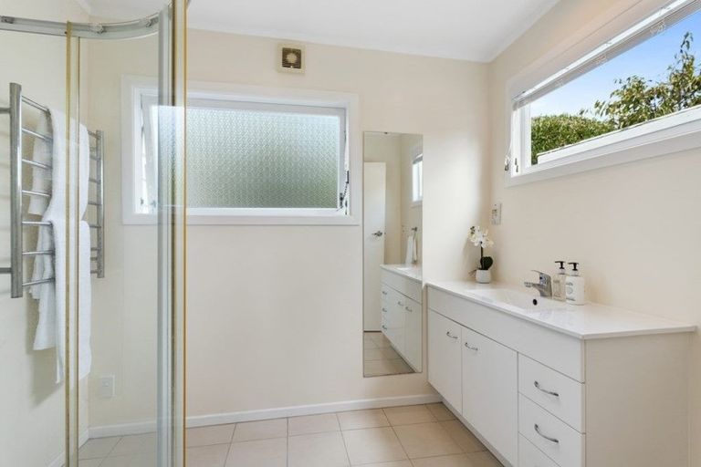 Photo of property in 20 Vincent Road, Northcote Point, Auckland, 0627