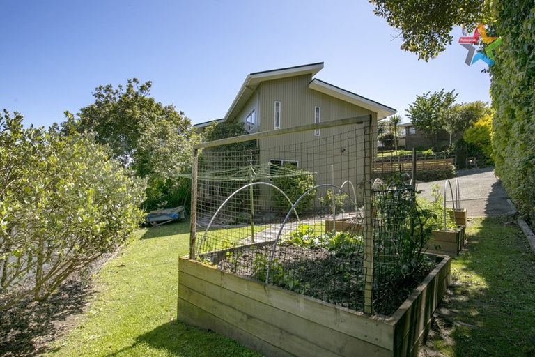 Photo of property in 16 Summit Road, Fairfield, Lower Hutt, 5011