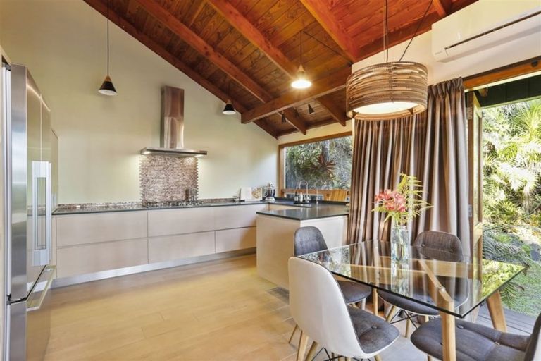 Photo of property in 128 Opanuku Road, Henderson Valley, Auckland, 0612