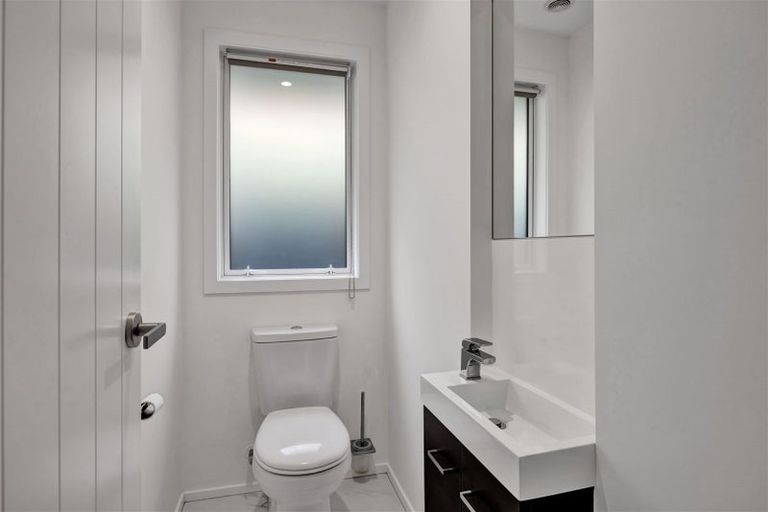 Photo of property in 4 Vardon Way, Waiwhakaiho, New Plymouth, 4312