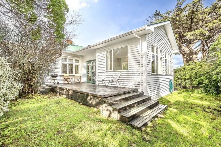 Photo of property in 11 Tio Tio Road, Miramar, Wellington, 6022