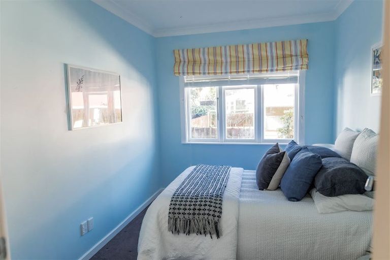 Photo of property in 35 Pukatea Street, Eastbourne, Lower Hutt, 5013