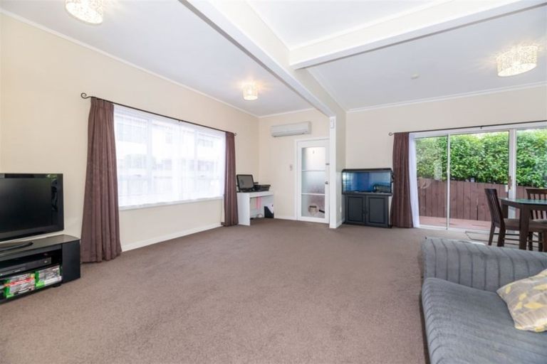 Photo of property in 60 Waimumu Road, Massey, Auckland, 0614