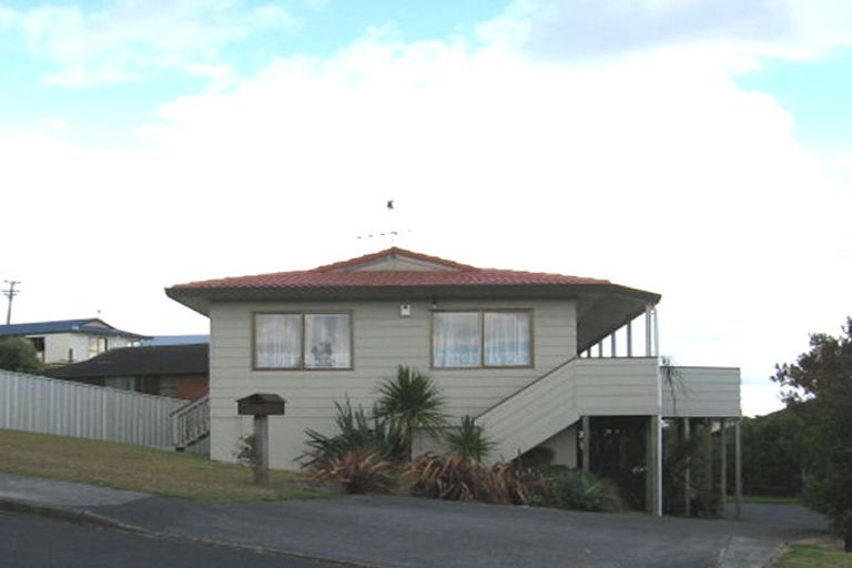 Photo of property in 14 Worthington Place, West Harbour, Auckland, 0618