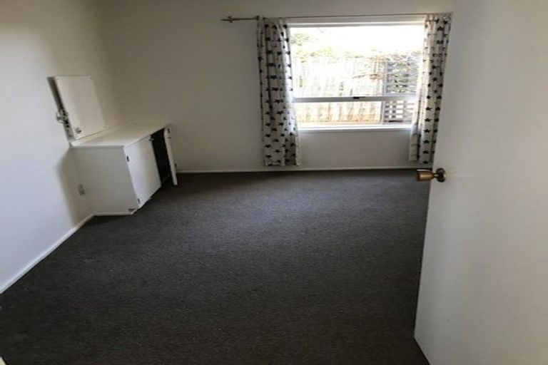 Photo of property in 1/32 Knightsbridge Drive, Forrest Hill, Auckland, 0620