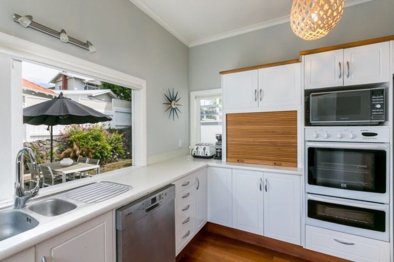 Photo of property in 4 Cobden Lane, Bluff Hill, Napier, 4110