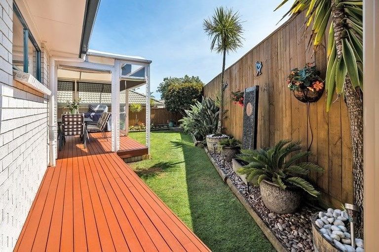 Photo of property in 98 Golfland Drive, Golflands, Auckland, 2013