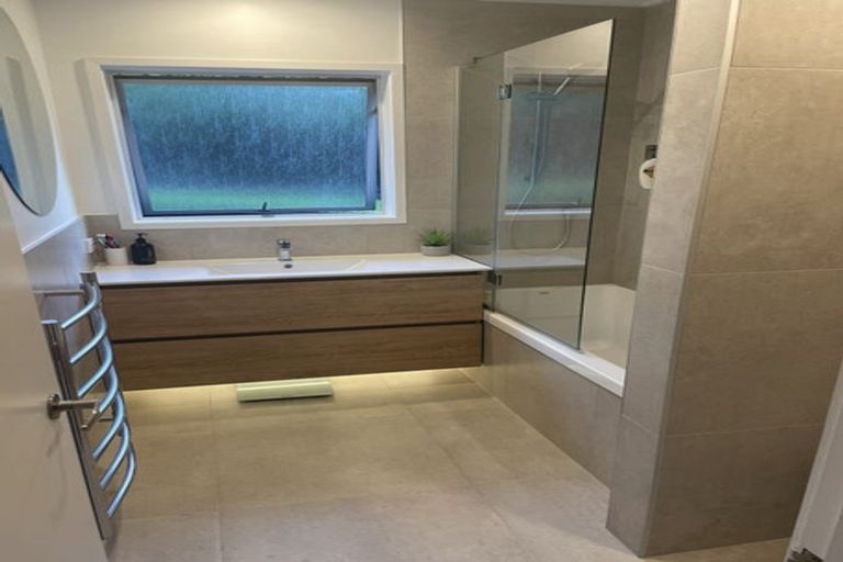 Photo of property in 2/41 Ravenwood Drive, Forrest Hill, Auckland, 0620