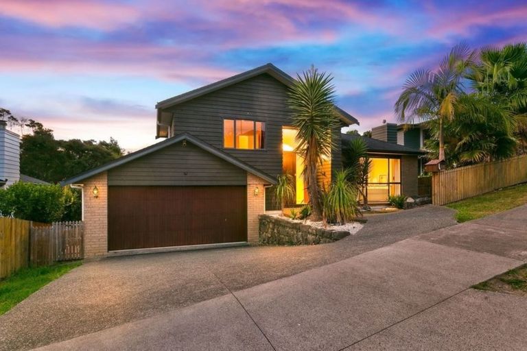 Photo of property in 19 Springvale Drive, Fairview Heights, Auckland, 0632