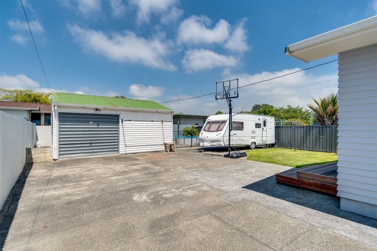 Photo of property in 27 Meeanee Road, Taradale, Napier, 4112