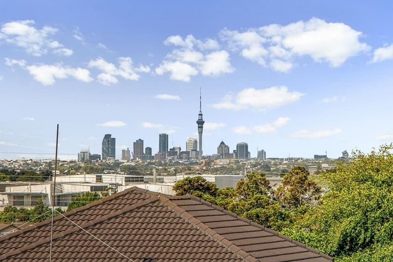 Photo of property in 6 Bodi Place, Te Atatu South, Auckland, 0610