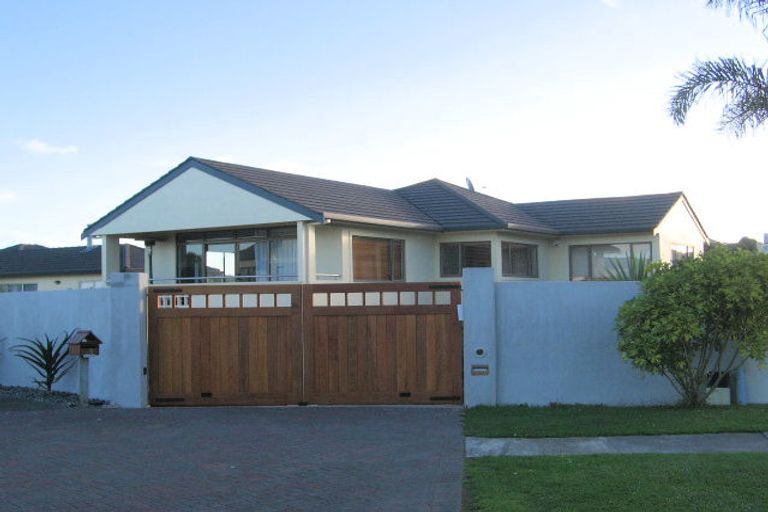 Photo of property in 13 Kahala Place, West Harbour, Auckland, 0618