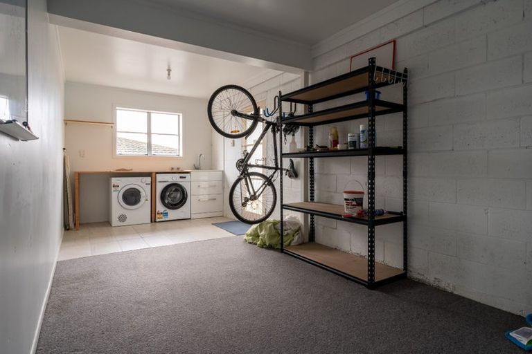 Photo of property in 1 Wakeling Avenue, Te Atatu South, Auckland, 0610