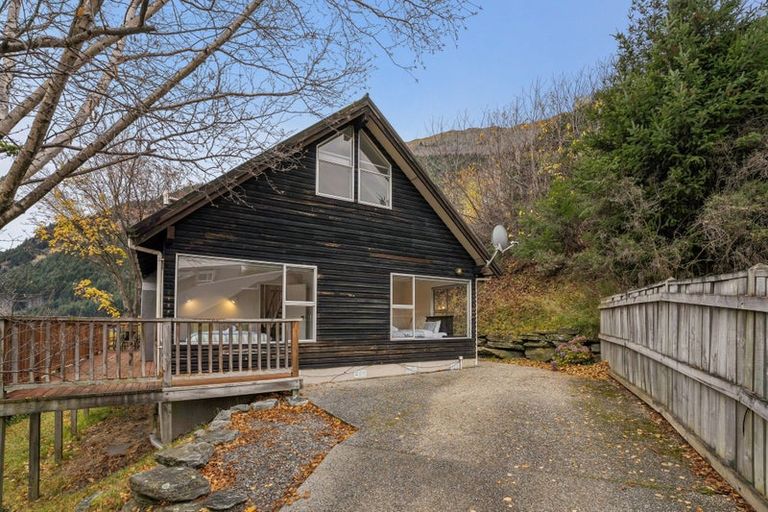 Photo of property in 21 Watts Road, Fernhill, Queenstown, 9300
