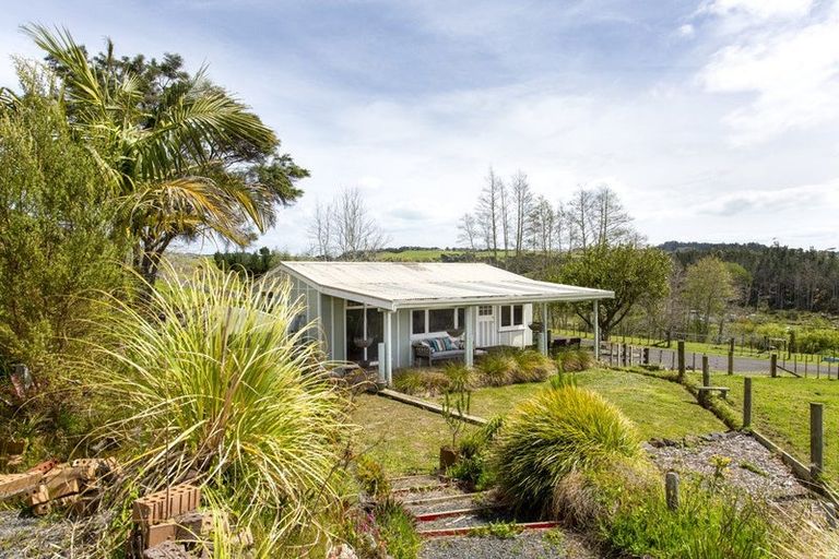 Photo of property in 2247 South Head Road, South Head, Helensville, 0874