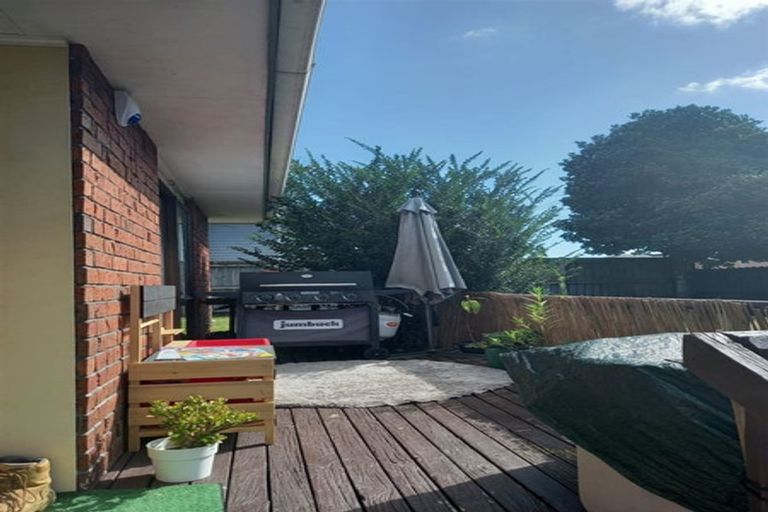 Photo of property in 2/69 Orams Road, Hillpark, Auckland, 2102