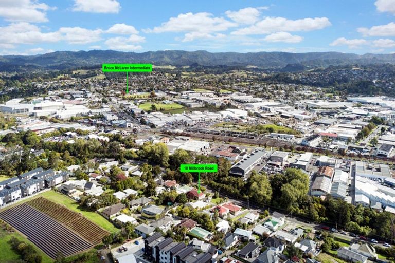 Photo of property in 18 Millbrook Road, Henderson, Auckland, 0612