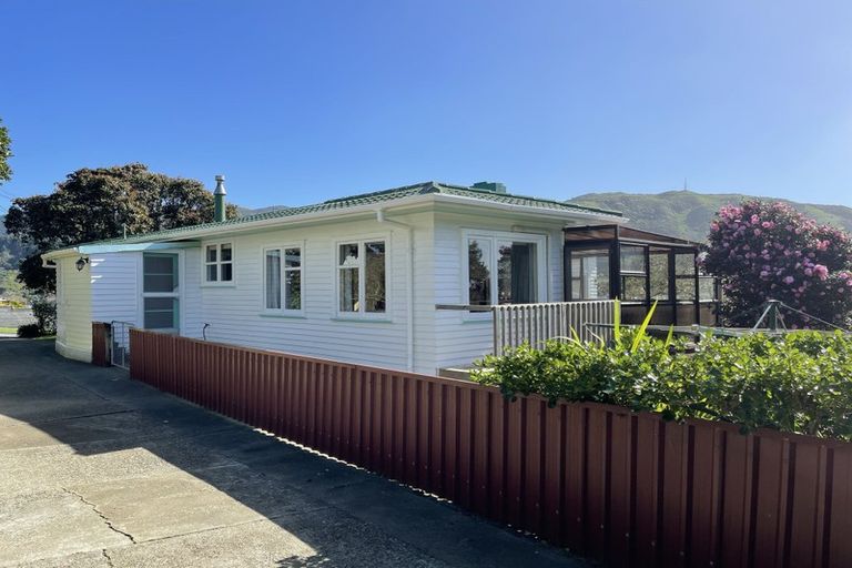 Photo of property in 3 Roberts Street, Tawa, Wellington, 5028