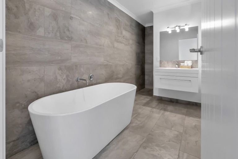 Photo of property in 7 Fred Carr Place, One Tree Point, 0118