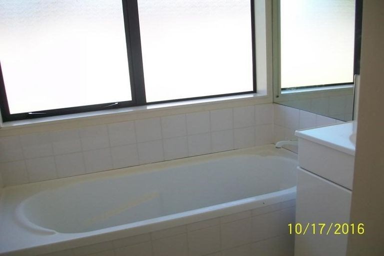 Photo of property in 1/72 Swanson Road, Henderson, Auckland, 0610