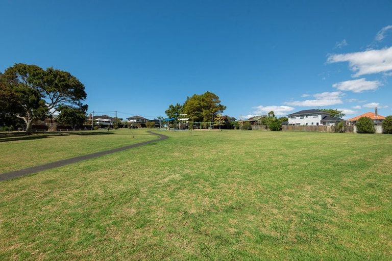 Photo of property in 2/13 Montgomery Avenue, Rothesay Bay, Auckland, 0630