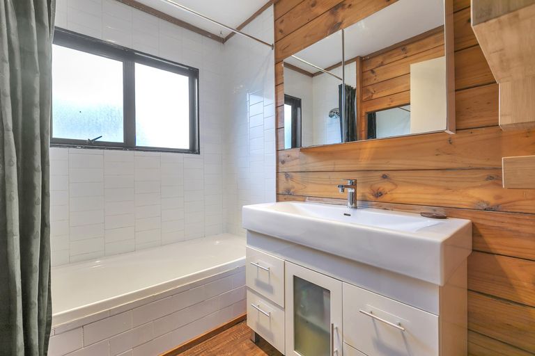 Photo of property in 2/21 Tahu Crescent, Sunnynook, Auckland, 0620