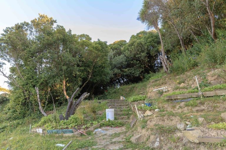 Photo of property in 92 Newlands Road, Newlands, Wellington, 6037