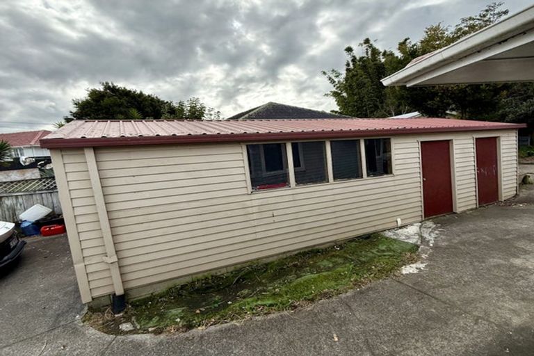 Photo of property in 20 Alma Street, Te Atatu South, Auckland, 0610