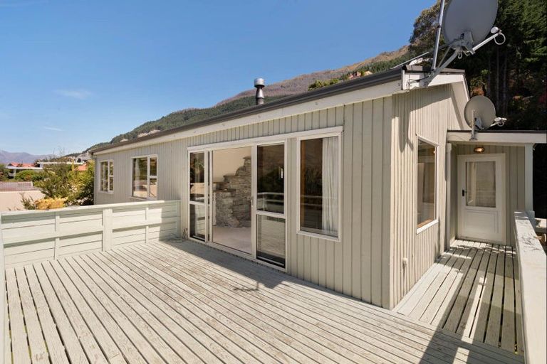 Photo of property in 27 Avalon Crescent, Fernhill, Queenstown, 9300