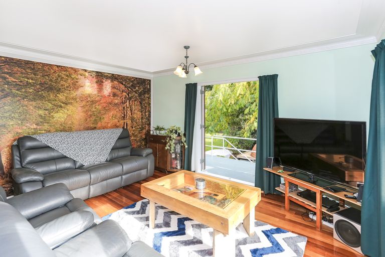 Photo of property in 8 Youngs Road, Papakura, 2110