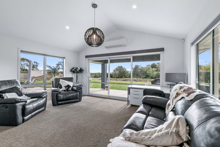 Photo of property in 76 Pohutukawa Drive, Levin, 5571