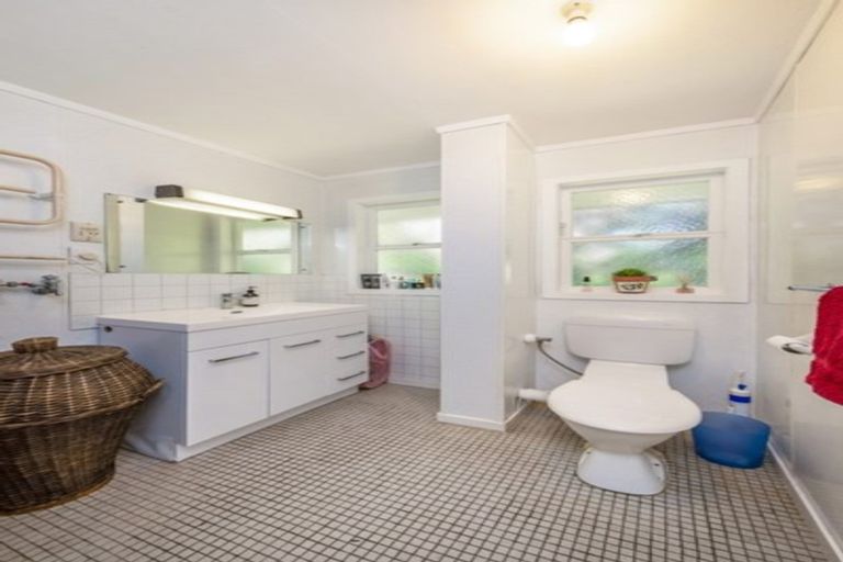 Photo of property in 127 Konini Road, Titirangi, Auckland, 0604