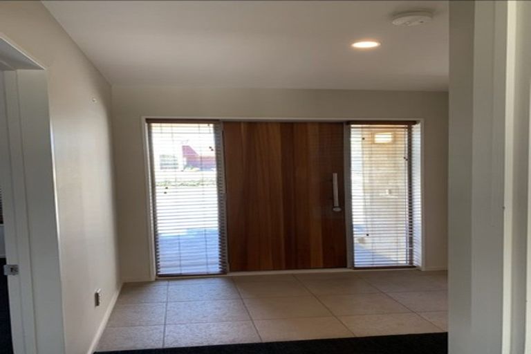 Photo of property in 18 Linkwater Way, Parklands, Christchurch, 8083