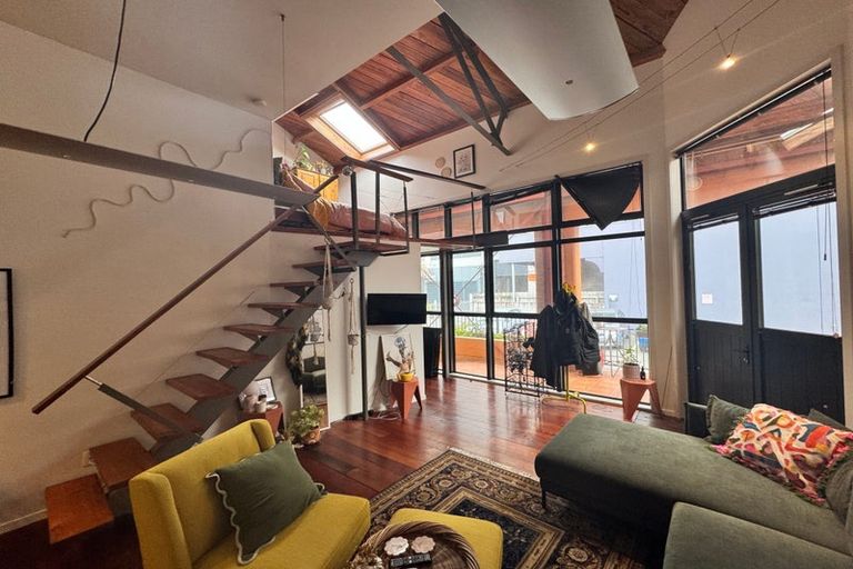 Photo of property in Courtenay Mews Apartments, 3/14 Alpha Street, Te Aro, Wellington, 6011