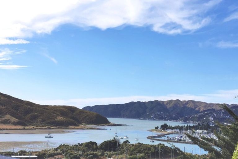 Photo of property in 4 Whitianga View, Paremata, Porirua, 5024