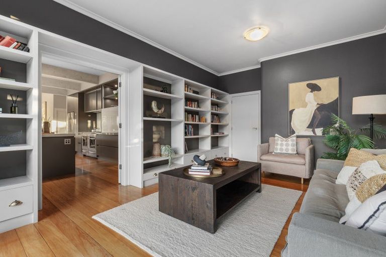 Photo of property in 247 Devonport Road, Tauranga, 3110