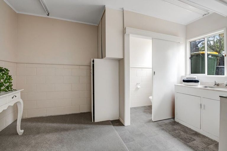 Photo of property in 1 Wanita Place, Totara Vale, Auckland, 0629