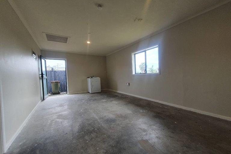Photo of property in 14 Glenveagh Park Drive, Weymouth, Auckland, 2103