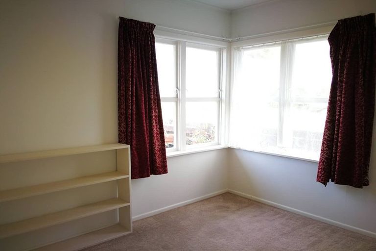 Photo of property in 100 Gossamer Drive, Pakuranga Heights, Auckland, 2010