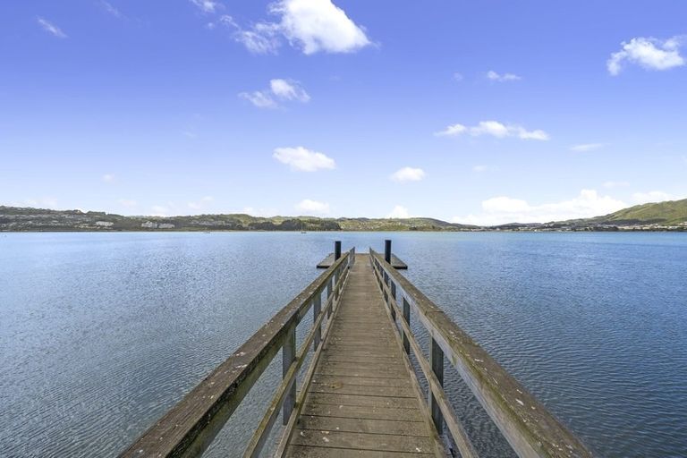 Photo of property in 7 Gloaming Hill, Titahi Bay, Porirua, 5022