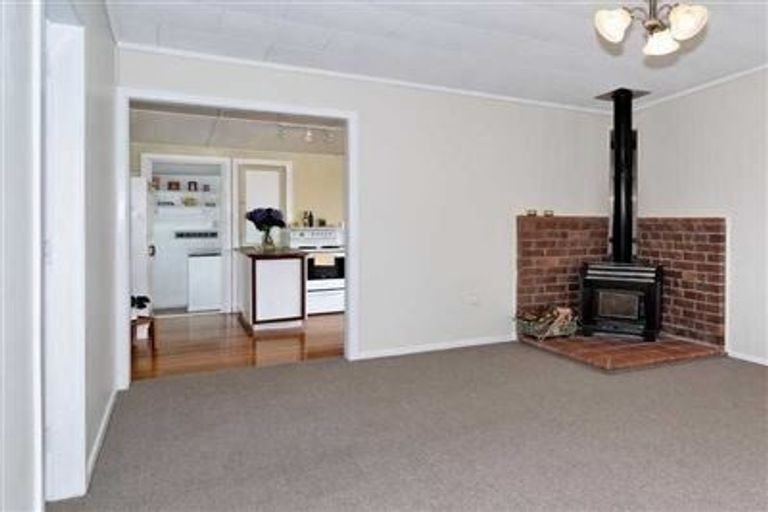 Photo of property in 1/55 Awaroa Road, Sunnyvale, Auckland, 0612