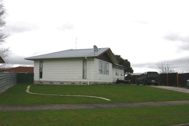Photo of property in 18 Cumberland Place, Kelvin Grove, Palmerston North, 4414