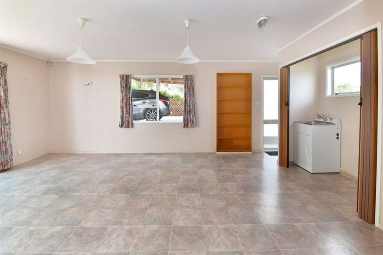 Photo of property in 22a Tindalls Bay Road, Tindalls Beach, Whangaparaoa, 0930