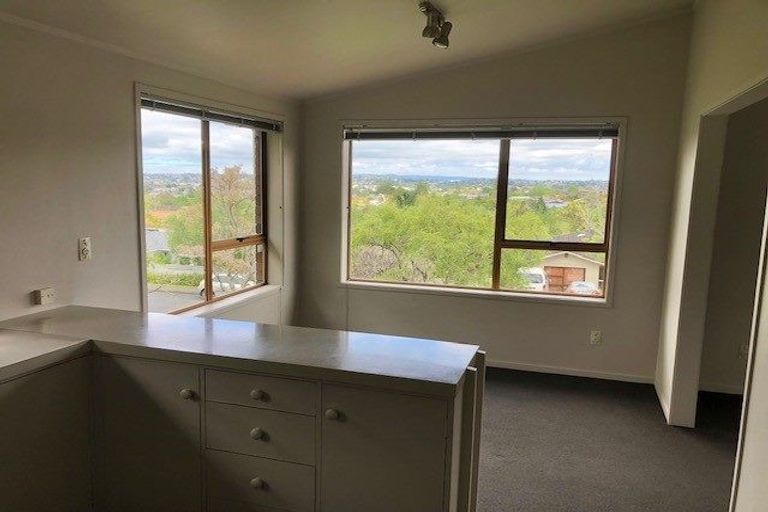 Photo of property in 1/104 Ravenwood Drive, Forrest Hill, Auckland, 0620