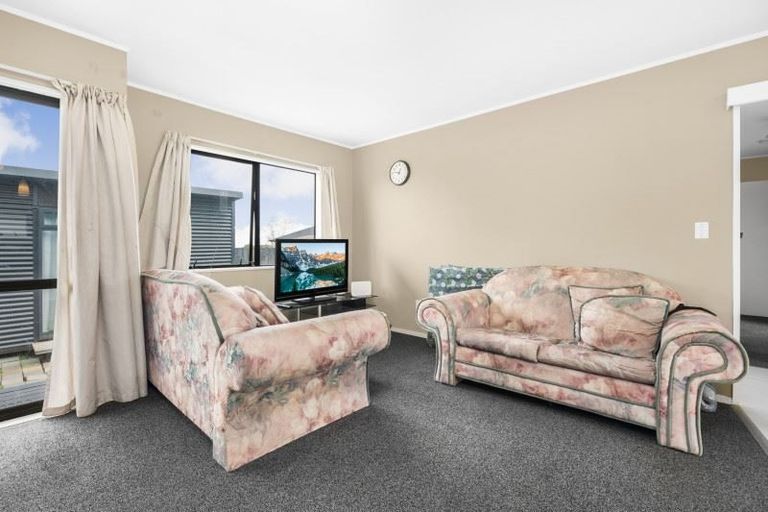 Photo of property in 2/10 Hatherley Place, Clendon Park, Auckland, 2103