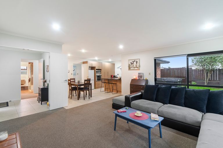 Photo of property in 23a Edgewater Parade, Waiuku, 2123