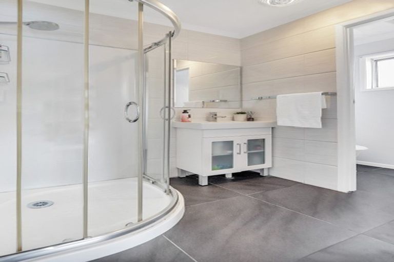 Photo of property in 129 Botany Road, Botany Downs, Auckland, 2010